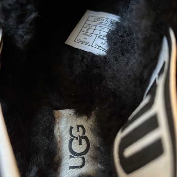 Uggs Fluff Slides - Picture 3 of 8